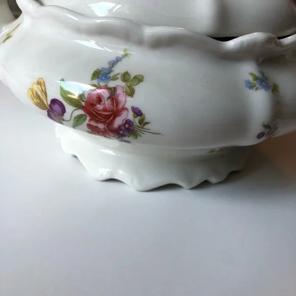 Huguenot Fine China Food Holder with Lid - Picture 4 of 12